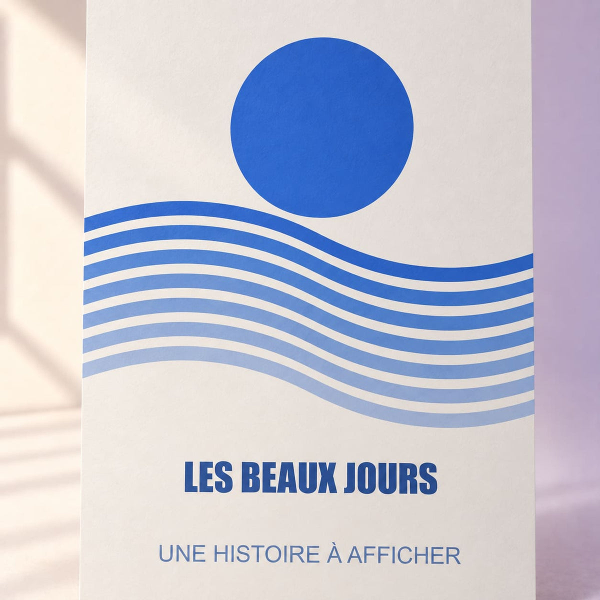 Simulation Affiche premium personnalisée — Riviera · 30 × 40 cm · Mat premium, détail, ambiance crème et lilas