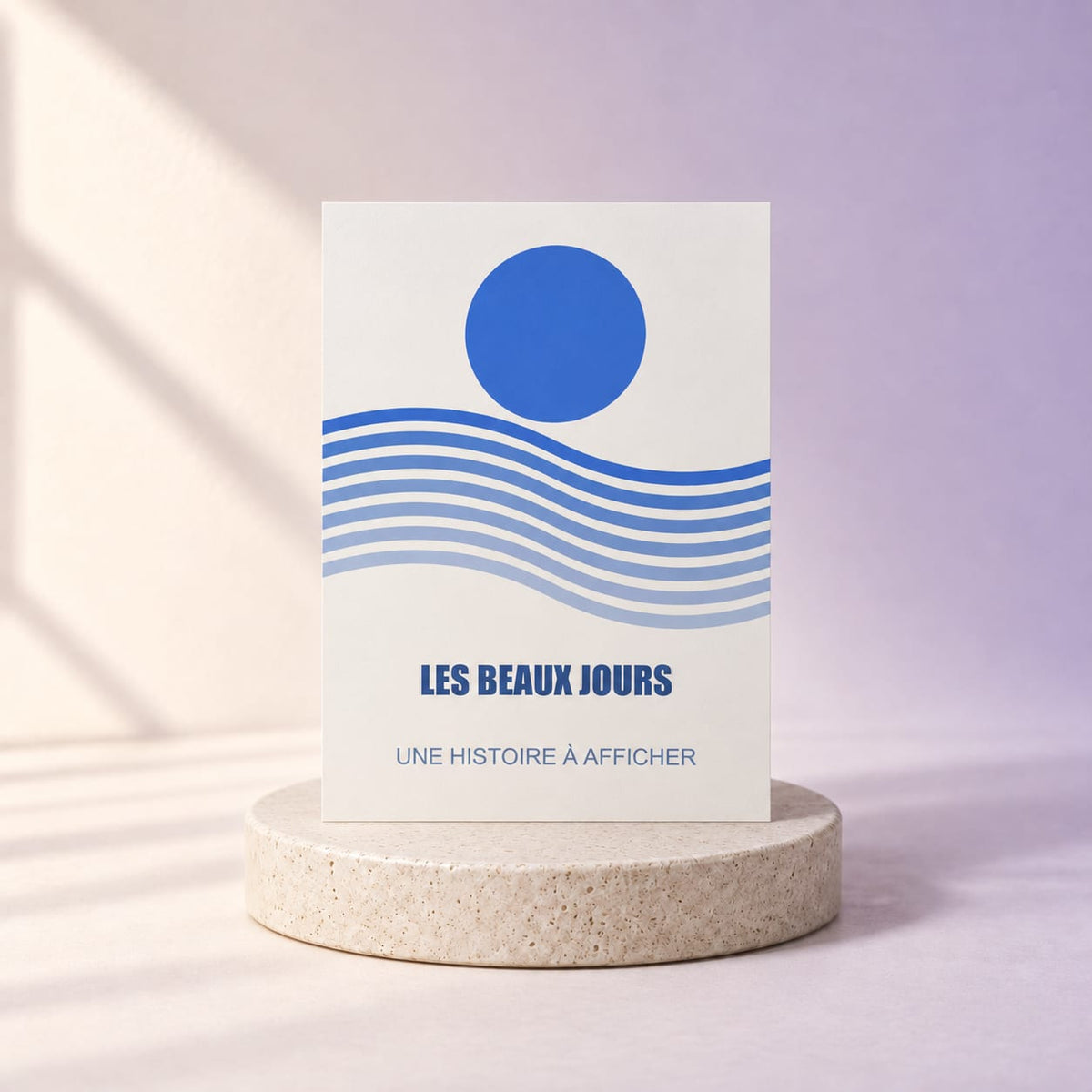 Simulation Affiche premium personnalisée — Riviera · 30 × 40 cm · Mat premium, vue d’ensemble, ambiance crème et lilas