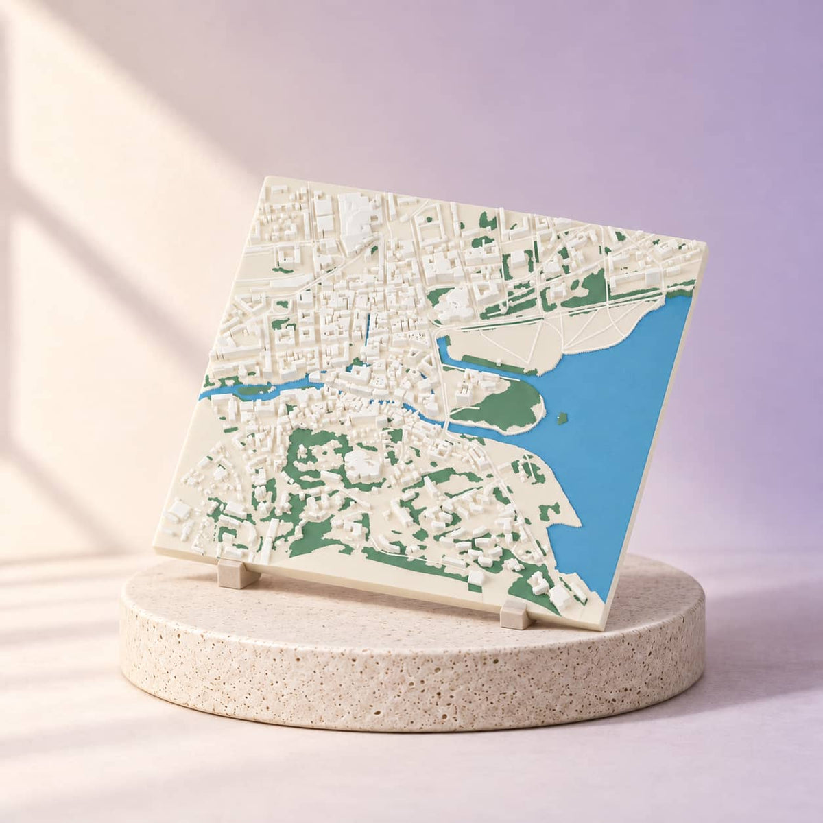 Simulation Carte en relief personnalisée — Atlas · 20 × 20 · PLA Détaillée · Entière, vue d’ensemble, ambiance crème et lilas