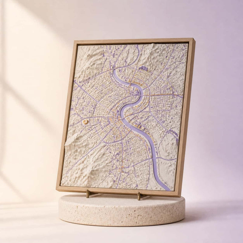 Carte 3D personnalisée en relief présentée sur un fond studio crème et lilas