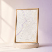Carte personnalisée plane imprimée en UV présentée sur un fond studio crème et lilas