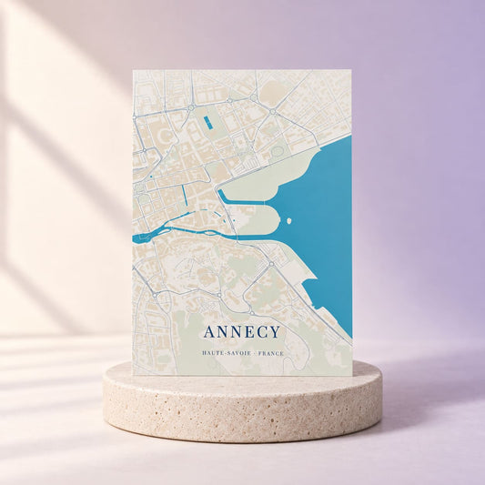Simulation Carte personnalisée impression UV — Atlas · A4 · Poster mat, vue d’ensemble, ambiance crème et lilas