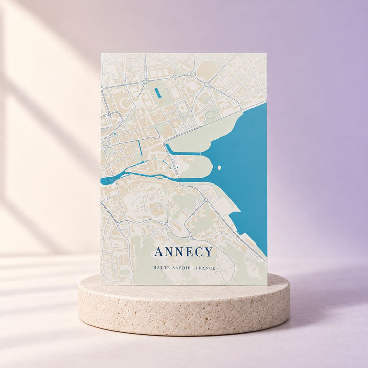 Simulation Carte personnalisée impression UV — Atlas · A4 · Poster mat, vue d’ensemble, ambiance crème et lilas