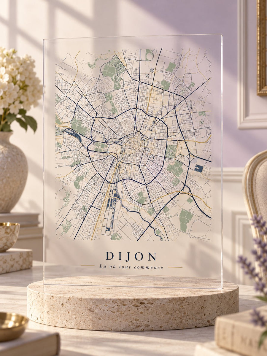 Simulation — carte décorative personnalisée, illustration cartographique sur plexiglas transparent3mm, coins carrés, impression UV au dos — vue principale — fond ivoire/lavande et travertin