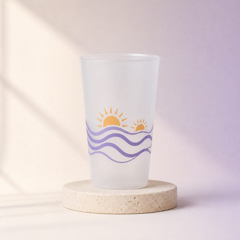 Eco cup réutilisable personnalisé présenté sur un fond studio crème et lilas