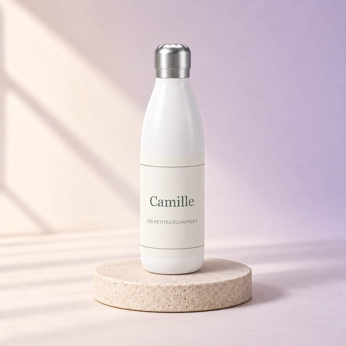 Simulation Gourde personnalisée — Herbier sauvage · 500 ml · Blanc, vue d’ensemble, ambiance crème et lilas