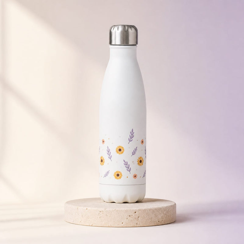 Gourde isotherme personnalisée blanche présentée sur un fond studio crème et lilas