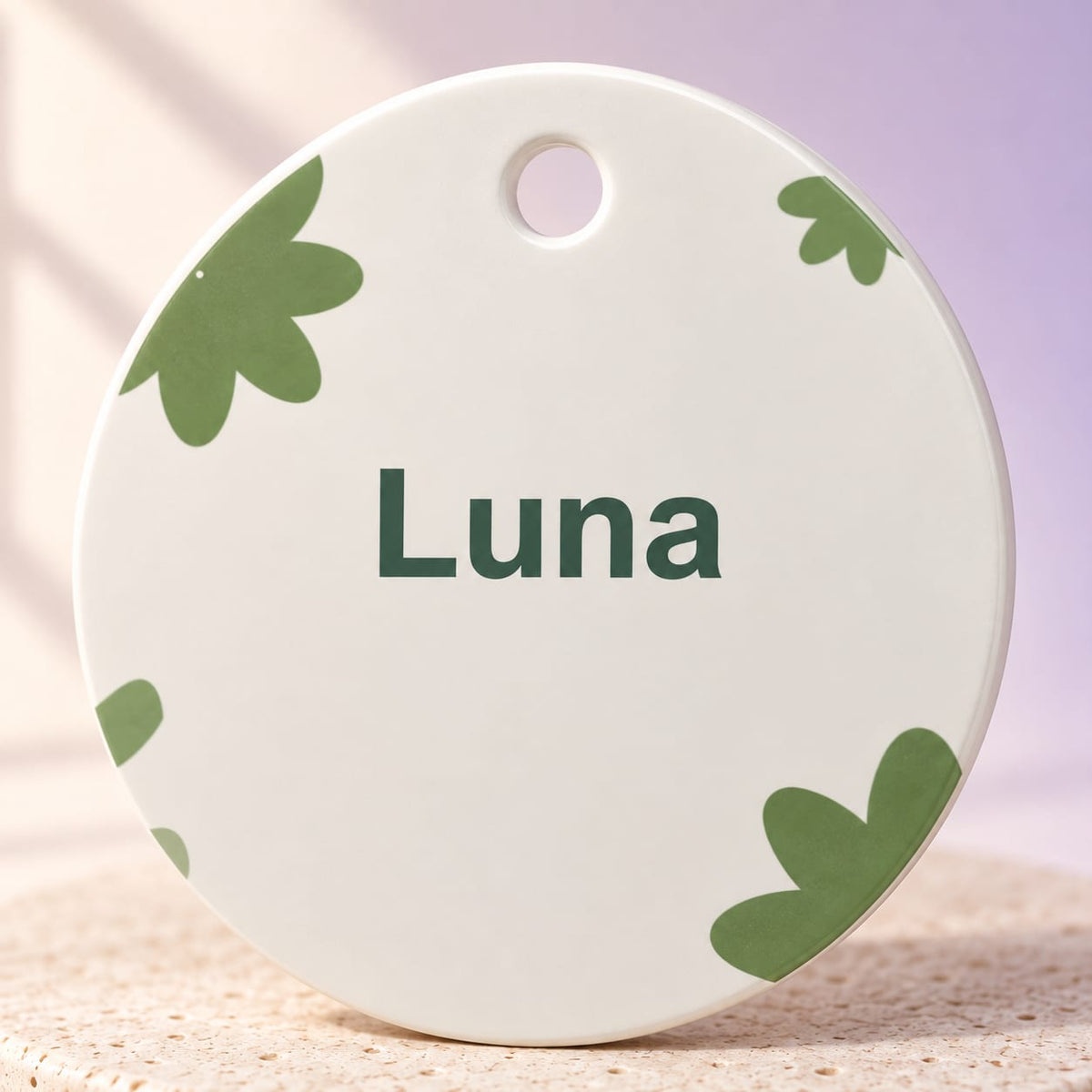 Simulation Médaille, breloque ou étiquette personnalisée — Petit jardin · Médaille animal · Petit 35 mm · Blanc, détail, ambiance crème et lilas