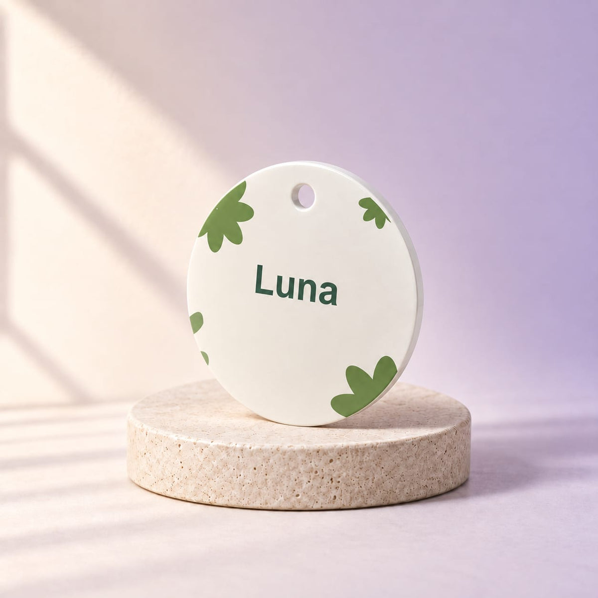 Simulation Médaille, breloque ou étiquette personnalisée — Petit jardin · Médaille animal · Petit 35 mm · Blanc, angle complémentaire, ambiance crème et lilas