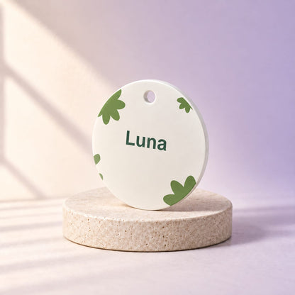Simulation Médaille, breloque ou étiquette personnalisée — Petit jardin · Médaille animal · Petit 35 mm · Blanc, angle complémentaire, ambiance crème et lilas