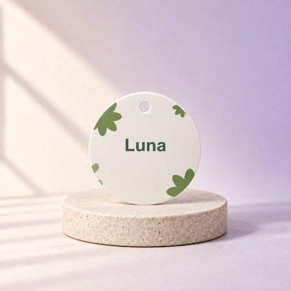 Simulation Médaille, breloque ou étiquette personnalisée — Petit jardin · Médaille animal · Petit 35 mm · Blanc, vue d’ensemble, ambiance crème et lilas