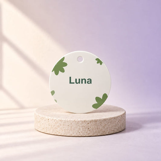 Simulation Médaille, breloque ou étiquette personnalisée — Petit jardin · Médaille animal · Petit 35 mm · Blanc, vue d’ensemble, ambiance crème et lilas