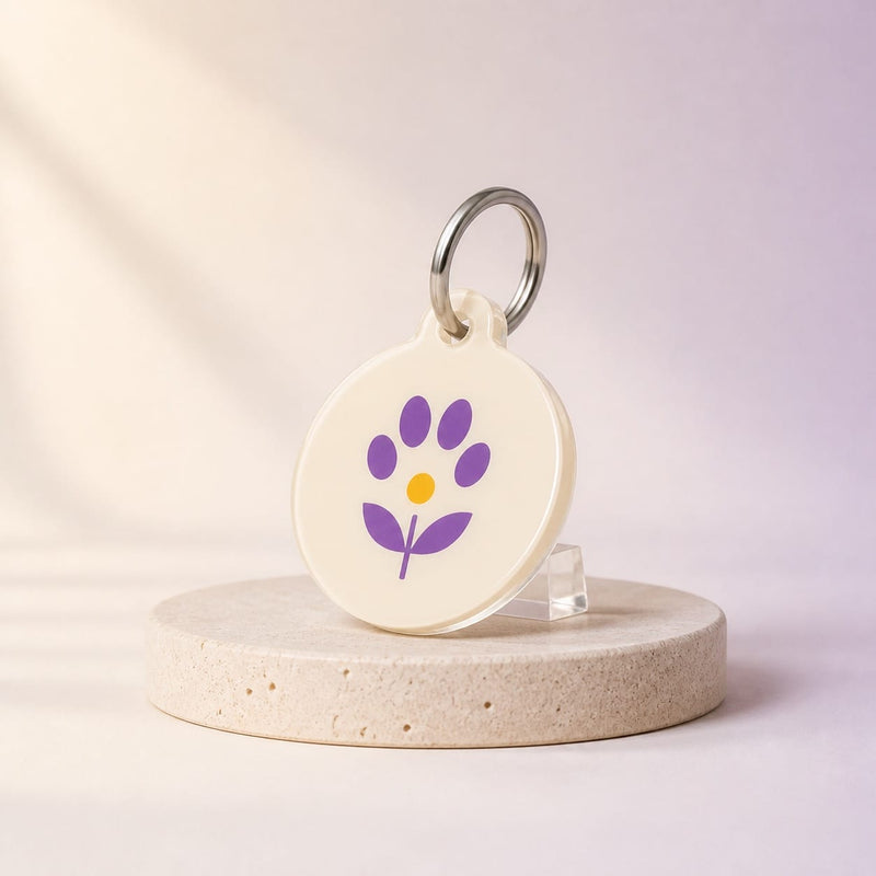 Médaille et étiquette personnalisée présentée sur un fond studio crème et lilas