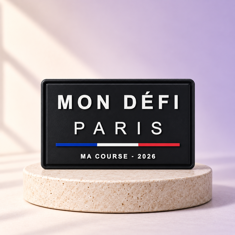 Simulation du patch PVC Velcro noir personnalisé Mon défi — 75 × 45 mm — fond ivoire et lavande, socle en travertin