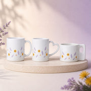 Mug en céramique personnalisé présenté sur un fond studio crème et lilas