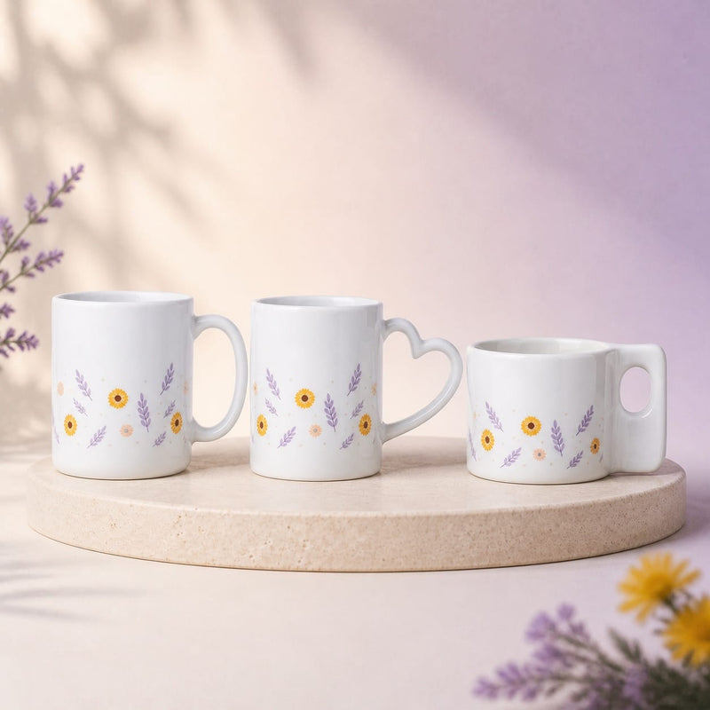 Mug en céramique personnalisé présenté sur un fond studio crème et lilas