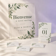 Simulation de présentation — Collection mariage Floral sobre : panneau transparent, marque-places et numéros de table en PLA blanc + UV, fond crème et lilas