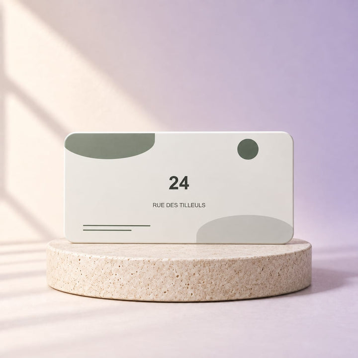Simulation Plaque maison personnalisée — Architecte · 20 × 10 cm · Blanc, vue d’ensemble, ambiance crème et lilas