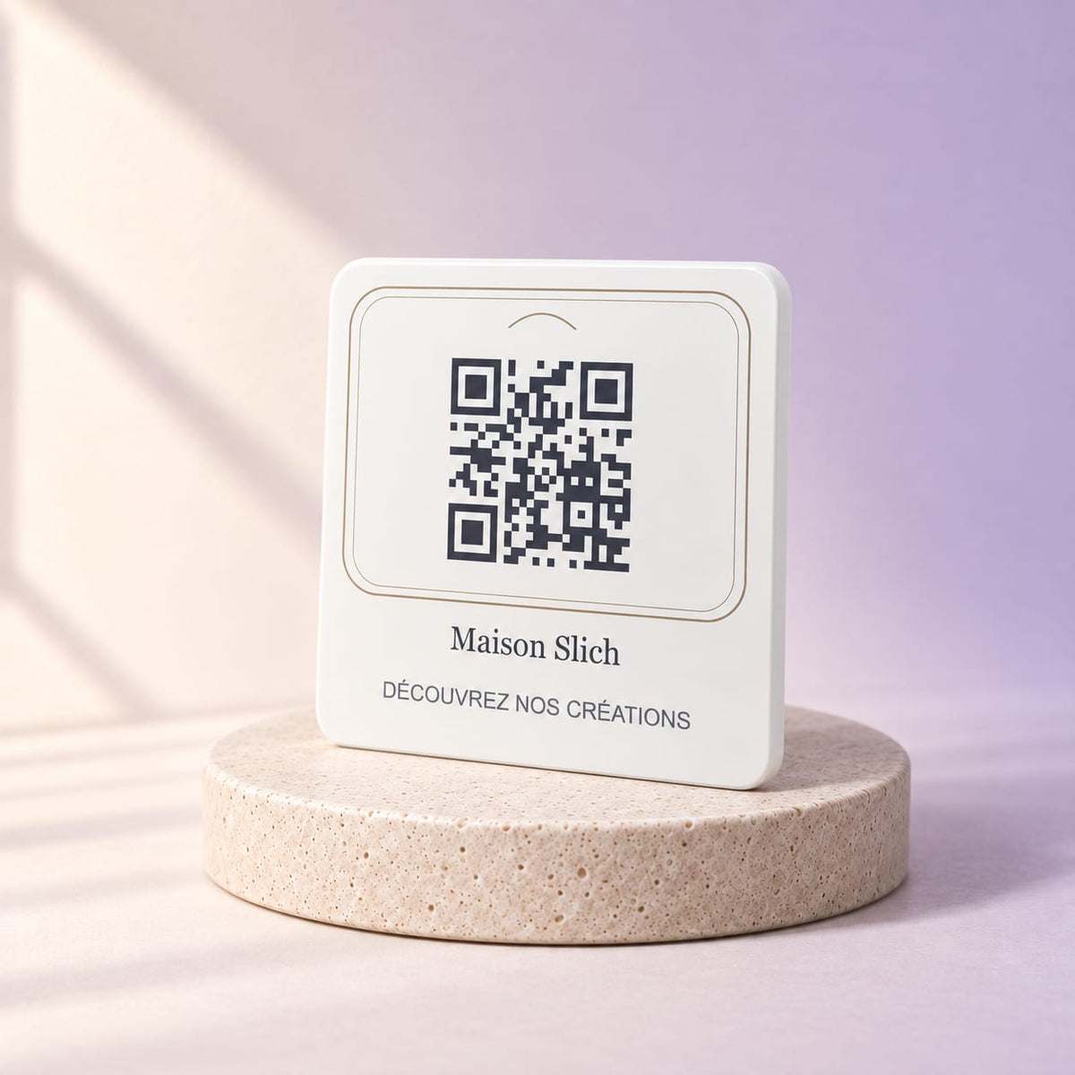 Simulation Signalétique QR / NFC professionnelle — Comptoir · 10 × 10 cm · QR code · Blanc, angle complémentaire