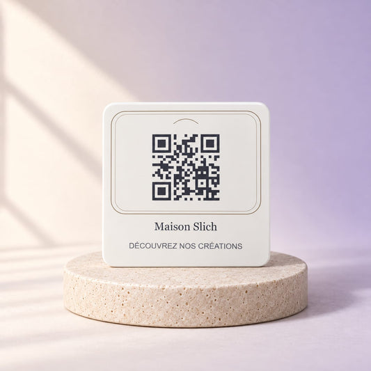 Simulation Signalétique QR / NFC professionnelle — Comptoir · 10 × 10 cm · QR code · Blanc, vue d’ensemble, ambiance crème et lilas