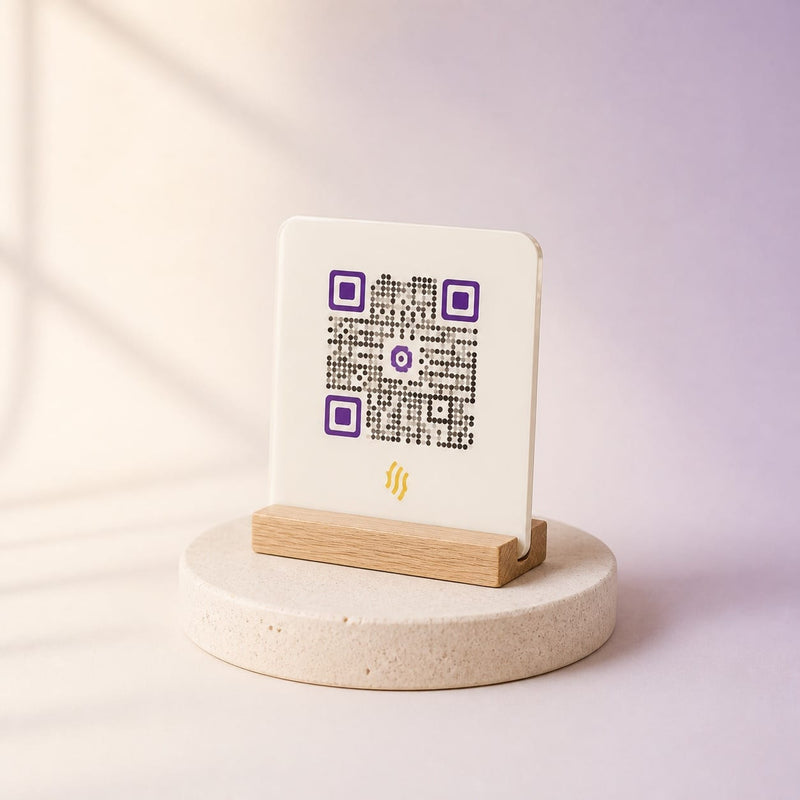 Plaque QR et NFC personnalisée sur socle présentée en studio
