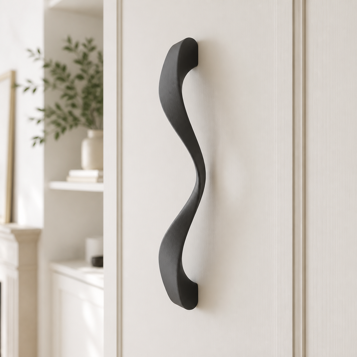 Poignée Ruban noir graphite installée verticalement sur une porte intérieure claire