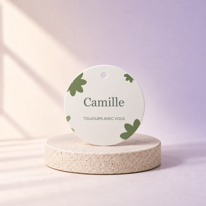 Simulation Porte-clé personnalisé — Fleur porte-bonheur · 50 mm · Blanc, vue d’ensemble, ambiance crème et lilas