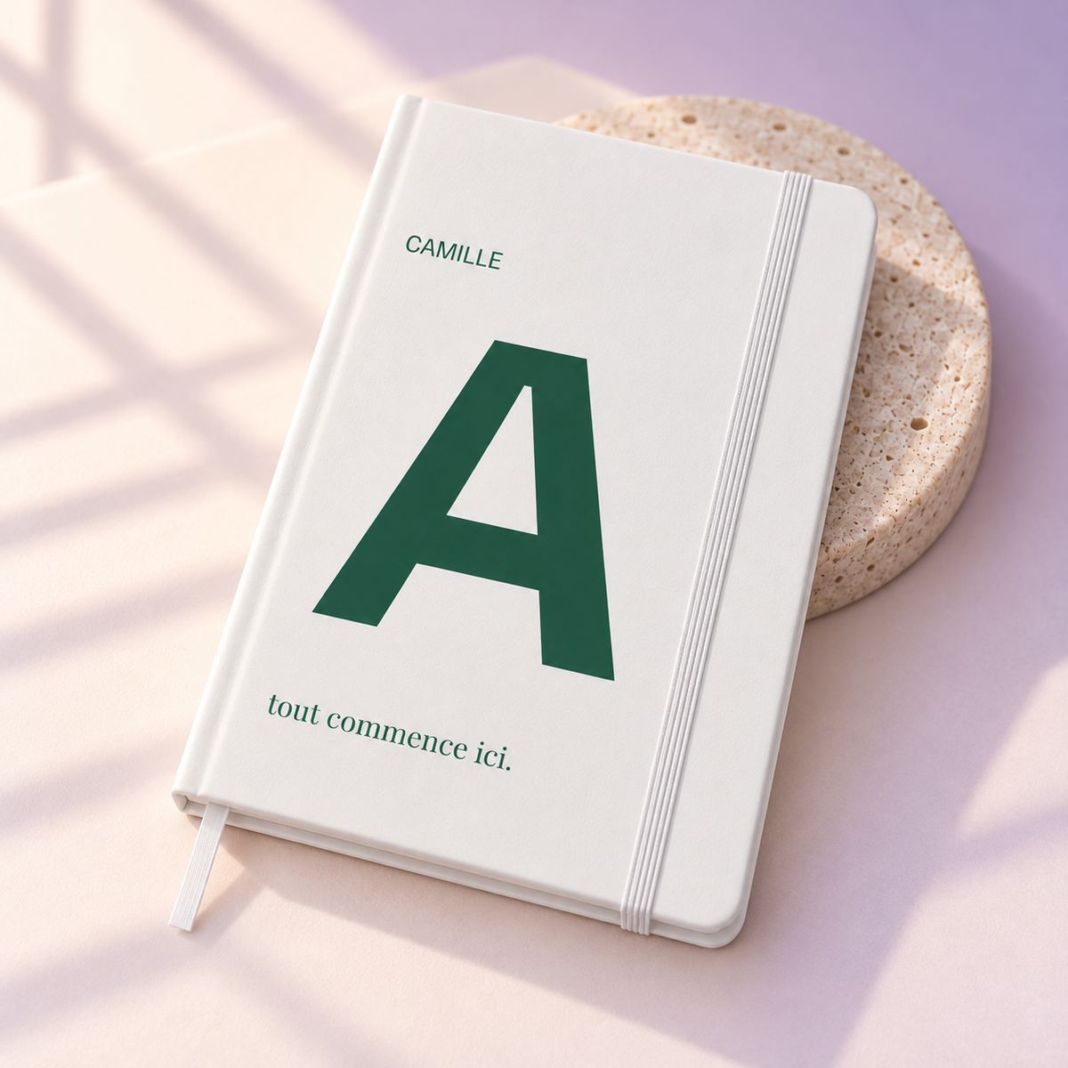 Simulation — carnet ARCONOT A5 blanc personnalisé en UV, en situation