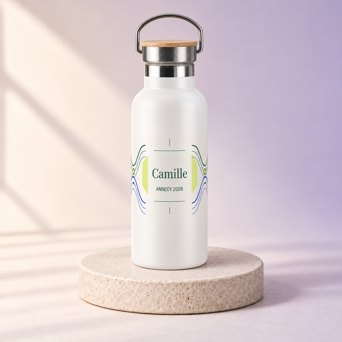 Simulation Helsinki 500 ml — Blanc — personnalisée Camille, fond ivoire lavande