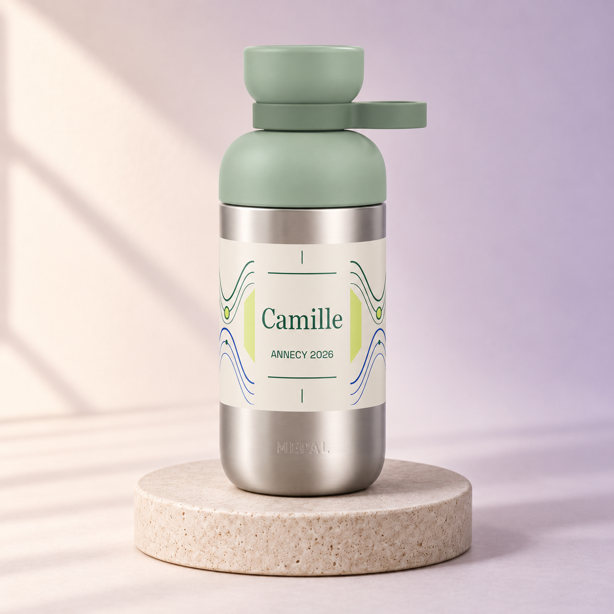 Simulation Mepal Vita inox 500 ml — Vert sauge — personnalisée Camille, fond ivoire lavande