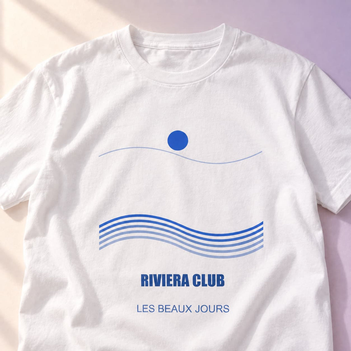 Simulation T-shirt événementiel personnalisé — Riviera club · M · Blanc · Grand format, détail