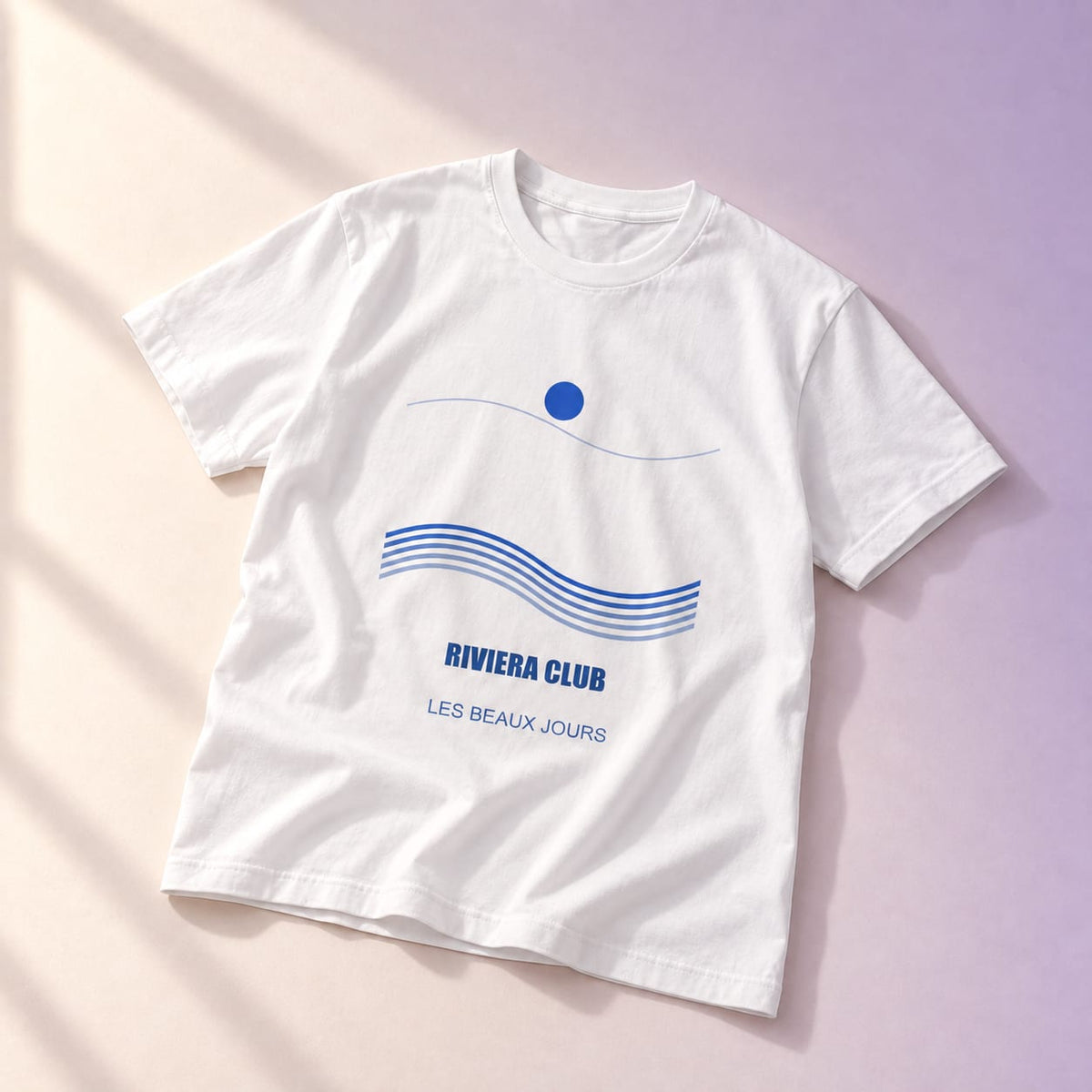 Simulation T-shirt événementiel personnalisé — Riviera club · M · Blanc · Grand format, angle complémentaire