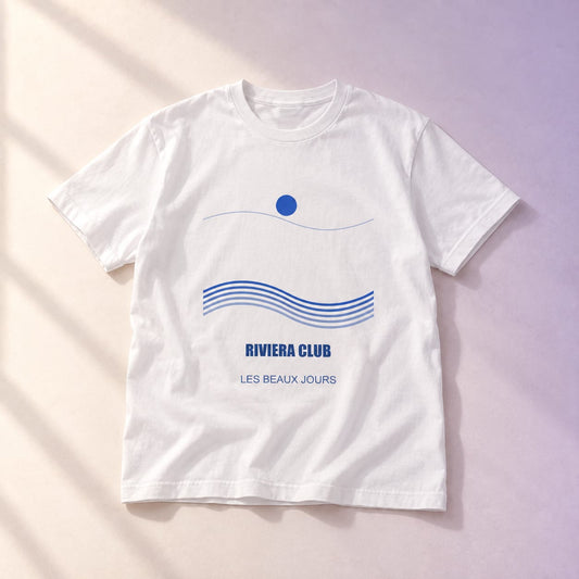 Simulation T-shirt événementiel personnalisé — Riviera club · M · Blanc · Grand format, vue d’ensemble, ambiance crème et lilas