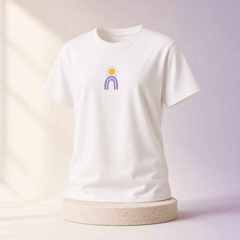 T-shirt blanc personnalisé présenté sur un fond studio crème et lilas