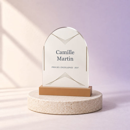 Simulation Trophée entreprise personnalisé — Distinction · 15 × 20 cm · Bois, vue d’ensemble, ambiance crème et lilas