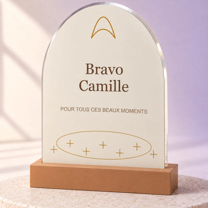 Simulation Trophée personnalisé — Éclat · 15 × 20 cm · Bois, détail, ambiance crème et lilas