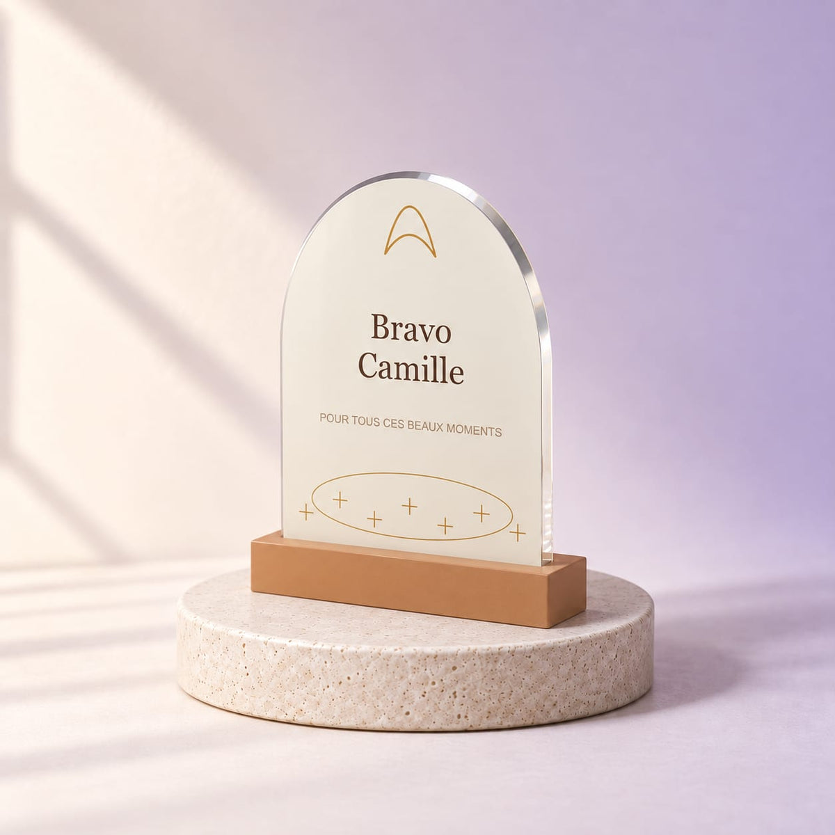 Simulation Trophée personnalisé — Éclat · 15 × 20 cm · Bois, angle complémentaire, ambiance crème et lilas