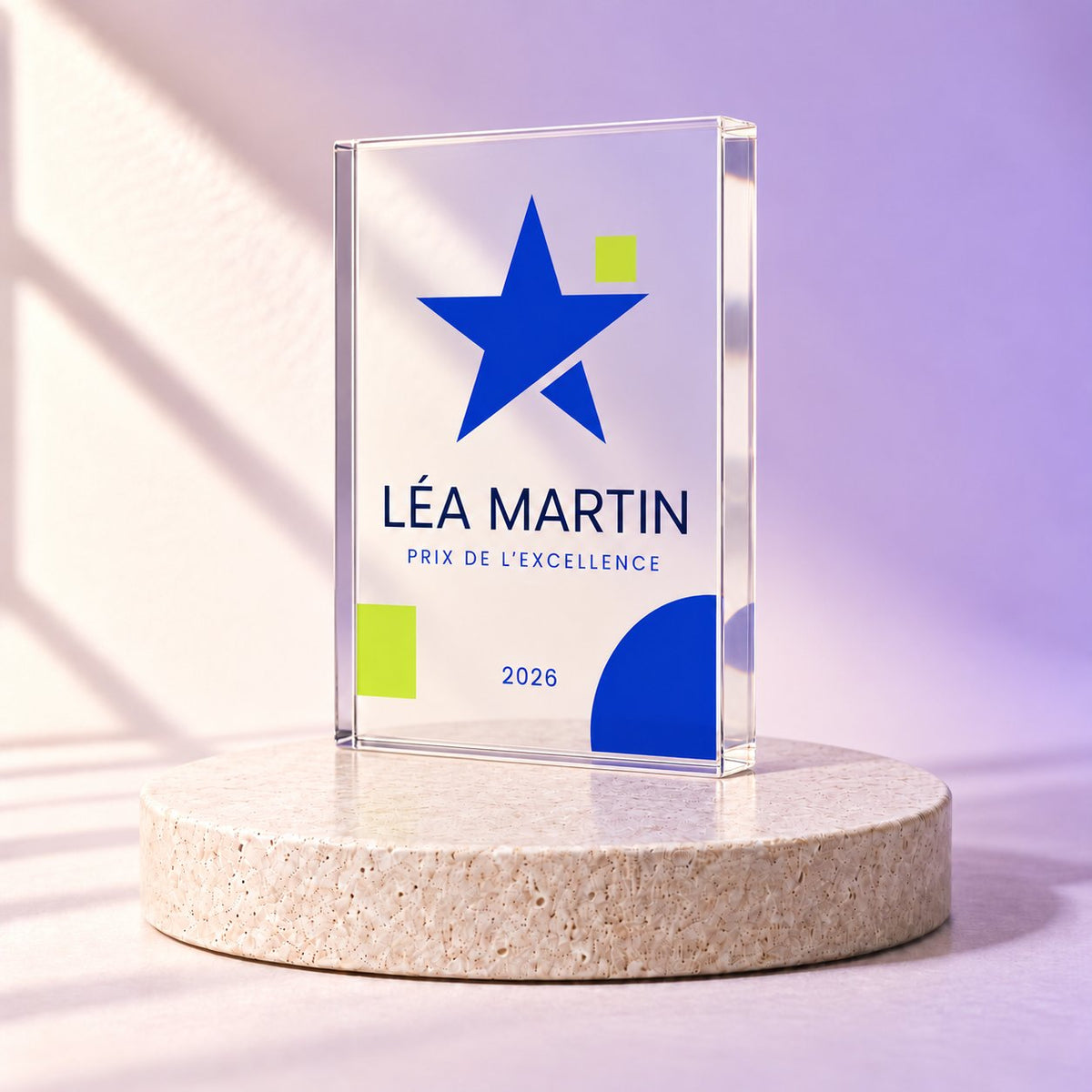 Simulation — trophée compact plexiglas transparent 10 × 15 × 2 cm, coins carrés, sans socle — personnalisation UV au dos, fond ivoire lavande et travertin