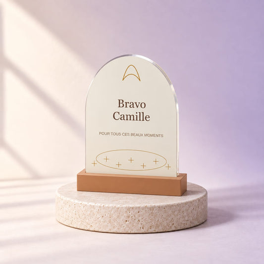 Simulation Trophée personnalisé — Éclat · 15 × 20 cm · Bois, vue d’ensemble, ambiance crème et lilas