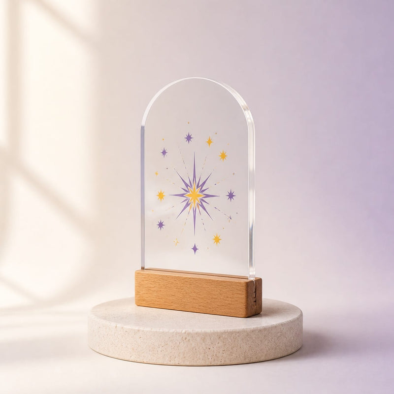 Trophée personnalisé transparent sur socle en bois présenté en studio